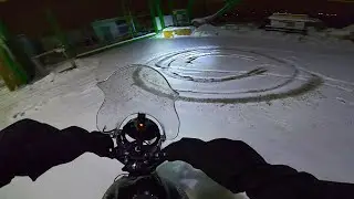 912 - Кручу пятаки на парковке зимой.