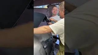 клеим ремень для зазора
