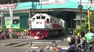 Kereta Api Mutiara Timur keluar dari Terowongan PGS Surabaya