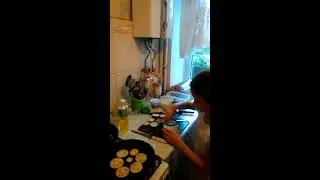 Тая готовит синие 2