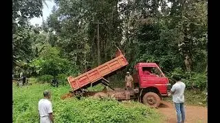 The tipper that came with the stone got stuck in the pit and was trying to pull it out