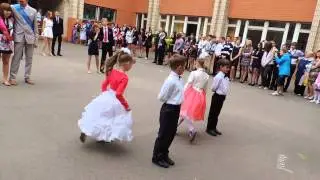 Первоклашки провожают выпускников