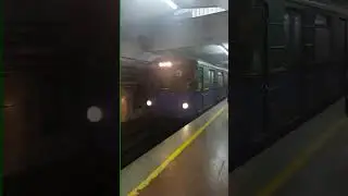 Старый ЕЖ-3 заезжает на станцию Майдан Конституції СНИМАЛ Я