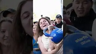 бедный дед на ламборгини проверяет силу девушек и платит за подъем гири