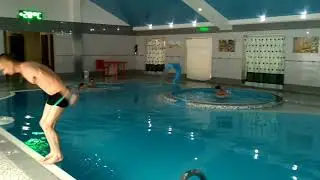 Отдых в крытом бассейне. Настя научилась плавать.