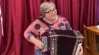 Гармошечка что надо !  Лариса тестирует Любительскую гармонь.