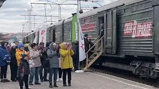 Едут по полю ГЕРОИ🇷🇺 агитпоезд Победы «Сила в правде» прибыл в Барнаул 🎤Мальвина Кириенко (8лет)