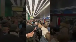 Метрода Поезд тухтаб колди.