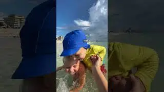 Дети купаются в море. Забавное детское видео! 