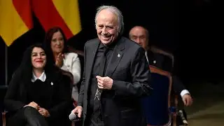 Joan Manuel Serrat canta durante la ceremonia de entrega de los Premios Princesa de Asturias 2024