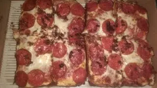 Little Caesars Bacon-Wrapped Crust Deep Dish Pizza Review