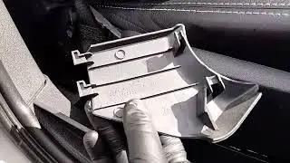 снятие заглушки ремня безопасности.
