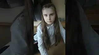 Даша рисует плохие знаки на полу.