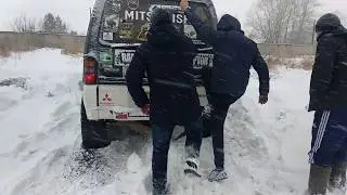 Делики бесятся в снегу
