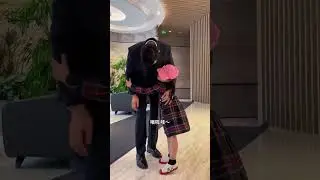 William Chan took a photo with child,he gently helped her put on her hat陈伟霆遇到小朋友来合照 超温柔帮忙戴帽子 许我耀眼路透