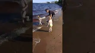 дети купаются в онежском озере, Набережная Петрозаводск