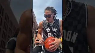 Aaron Gordon giving autographs for a fans