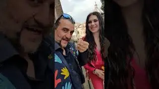 La Regina del Web di Tik tok Aurora Celli saluta i fan col Salutatore