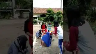 tebak yuk,lagi pada ngapain nih bocil-bocil sama emak emak..????