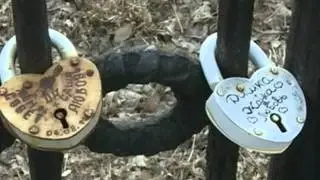Власти могут запретить молодоженам вешать замки на мосты