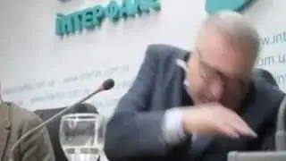 В ЖИРИНОВСКОГО кинули Капусту  ИСПУГ Жирик боится капусты  28 01  2013 Закидали Бросили драка разбор