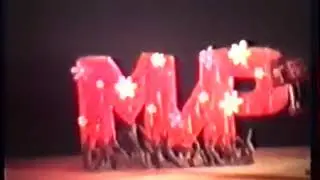 Трактор едет