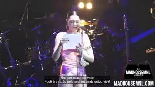 Jessie J @ Lendo carta emocionante de fã no palco.