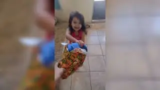 Duda abrindo presentes!