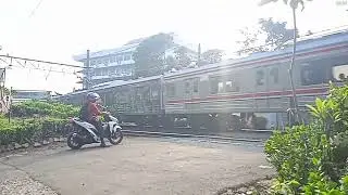 Hunting KRL Di Stasiun Pondok Cina Part  3 (kelewatan :(  )