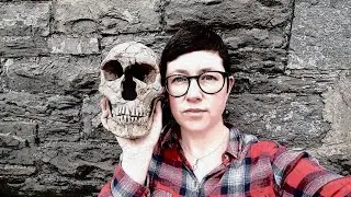 La escritora británica Rebecca Wragg Sykes elige el MEH para presentar ‘Neandertales’ en España