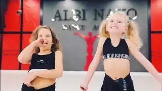 Tjoena dhe Mejvis ne nje musical...