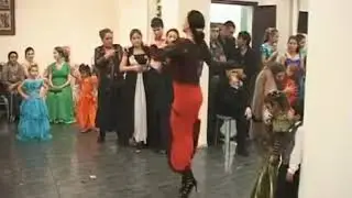 Танцует цыганочка на шпильках