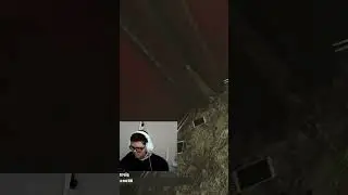 Фрик застрял в дверях 