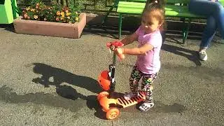 Дочка учиться кататься на самокате