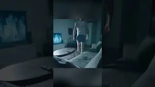 Жуткий клоун стоит у двери shorts 