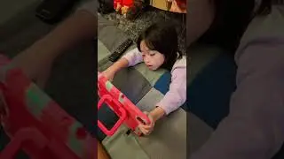 LEIKA KETIDURAN SAMBIL DUDUK, LUCU BANGET PAS DIGENDONG KAYA ZOMBIE😱 