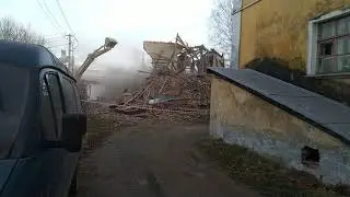 Рушили дом на Красноармейском шоссе в г.Вязьма пока дом обходил бульдозерист окно себе разбил)