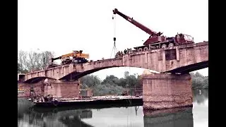 Construction demolition ► The news bridge over the Kotrosl River is dismantled by cable cutting.