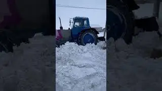 Трактор Мтз-80 Беларус ,чистит снег зима , снег , деревня ,