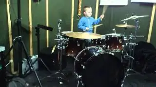 Маленький барабанщик 3,5 года .mp4