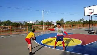 Oscar y Yordys jugando baloncesto