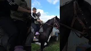 Аня и Маша катаются на лошади