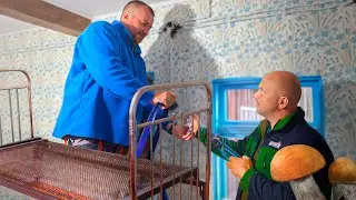 Лесной дом восстанавливаем в стиле СССР. Развалили сарай, реставрируем кровати и проводим  электрику