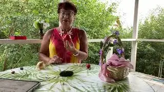 На веранде. Яркая корзиночка.