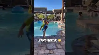 Малыш ныряет в бассейн