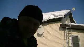 У соседей сложилась теплица, а я впервые чистил снег с крыши, надеясь, что не снесет