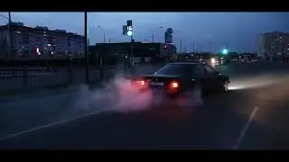 Катаются по городу под музыку 2