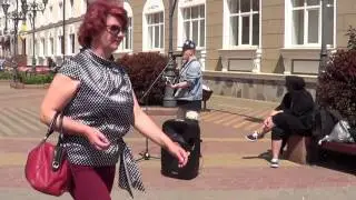 Парень классно поет 