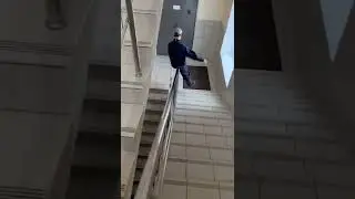 Жорик протирает перила)