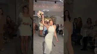 Кто же поймает букет невесты ?! 5,4,3,2,1 ….. 